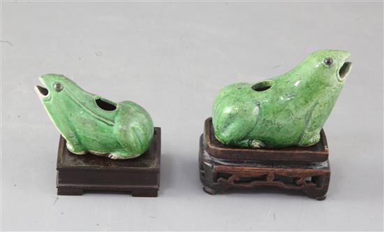 A pair of Chinese green glazed biscuit frog water droppers, 18th century, 6 and 7cm long excluding wood stands